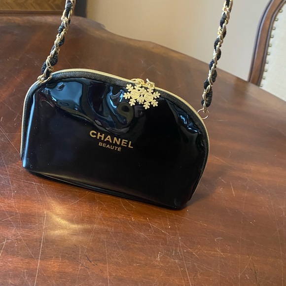 Chanel Beauté Glossy Black and Gold Cosmetic Bag - Picture 6 of 14